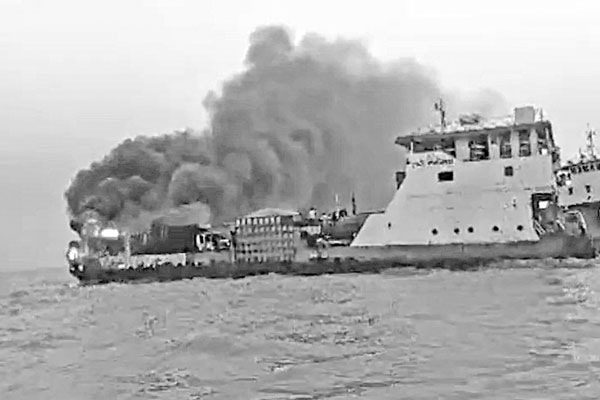 চলন্ত ফেরিতে আগুন, পুড়ে গেছে পণ্যবাহী ৯ গাড়ি