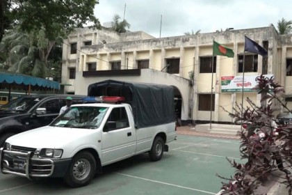 বরিশালের থানায় নিরাপত্তা বৃদ্ধি