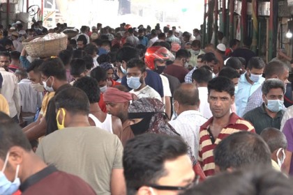 বরিশালের বাজারে মানুষের ভিড়  