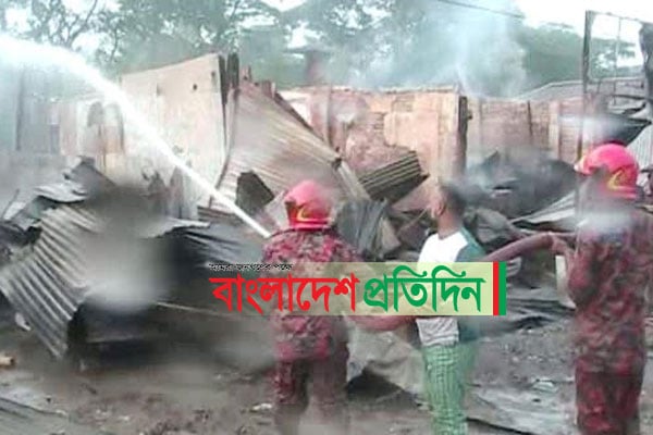 লক্ষ্মীপুরে আগুনে পুড়লো ১০ দোকান  