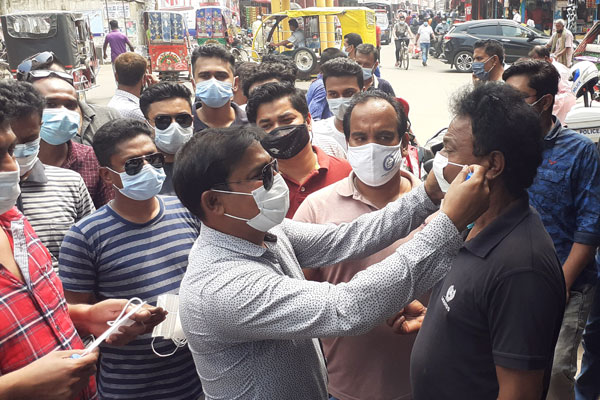 মাগুরায় মাস্ক ও হ্যান্ড স্যানিটাইজার বিতরণ