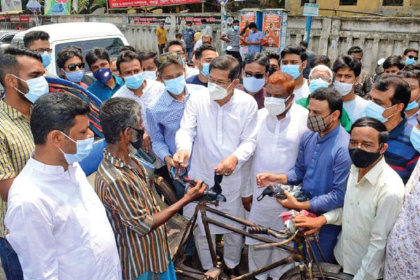 বগুড়ায় আওয়ামী লীগের মাস্ক বিতরণ