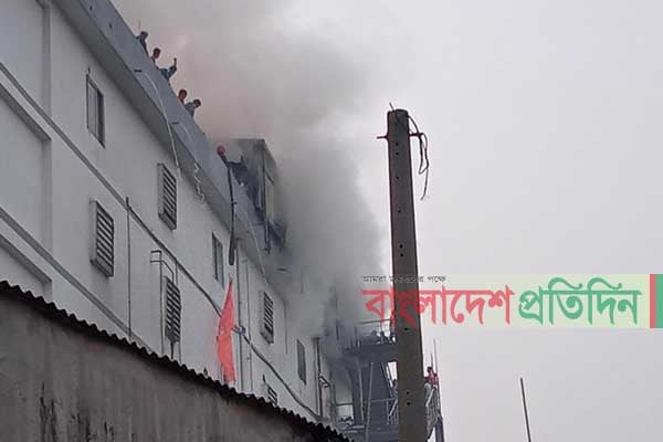 আশুলিয়ায় পোশাক কারখানায় আগুন