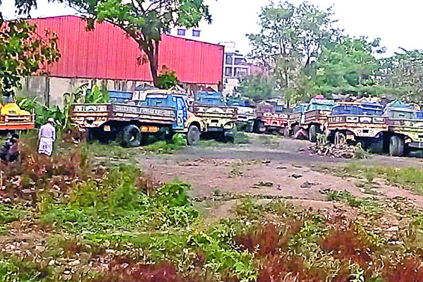 ঢাকা ম্যাচ ফ্যাক্টরি দখল করে ট্রাক স্ট্যান্ড, নীরব পুলিশ

