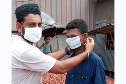 সিঙ্গাপুর শাখা ছাত্রলীগের উদ্যোগে মাস্ক-সাবান বিতরণ

