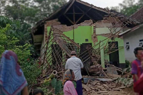 ইন্দোনেশিয়ায় ভূমিকম্পে ধসে পড়েছে শতাধিক ভবন, নিহত ৭