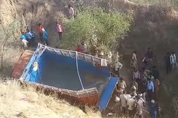 নিয়ন্ত্রণ হারিয়ে লরি খাদে, নিহত ১০