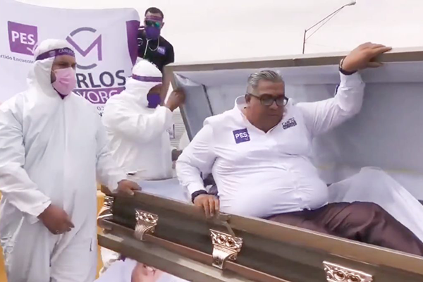 কফিনে প্রবেশ করে নির্বাচনী প্রচারণা শুরু!