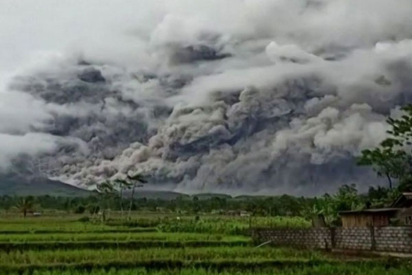 আগ্নেয়গিরির ধোঁয়ায় অন্ধকারাছন্ন কিংস্টন শহরের আকাশ