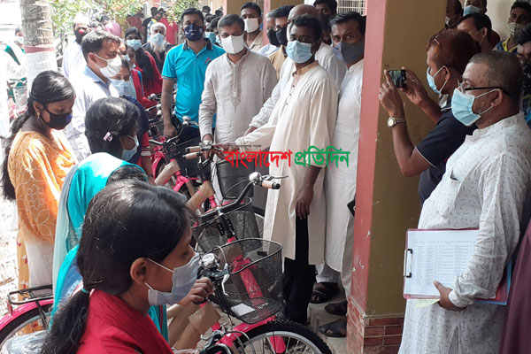 মাগুরায় বসতঘর ও শিক্ষা উপ-বৃত্তি বিতরণ