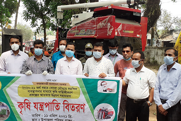 ফুলপুরে কৃষকদের মাঝে কম্বাইন্ড হারভেস্টার বিতরণ 