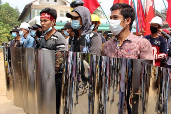 মিয়ানমারে বিক্ষোভকারীদের গেরিলা হামলায় ৩ সেনা নিহত