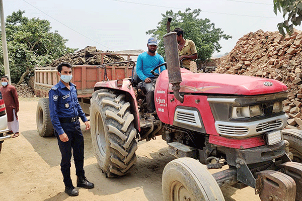 সড়কে মাটি ফেলে জনদুর্ভোগ, ৫ মাটি ব্যবসায়ীকে জরিমানা