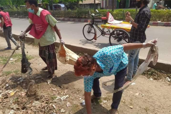 ঝিনাইদহে প্লাস্টিক বর্জ্য অপসারণ