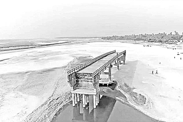মাঝচরে নিঃসঙ্গ  দাঁড়িয়ে সেতু