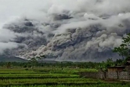 আগ্নেয়গিরির ধোঁয়ায় অন্ধকারাছন্ন কিংস্টন শহরের আকাশ