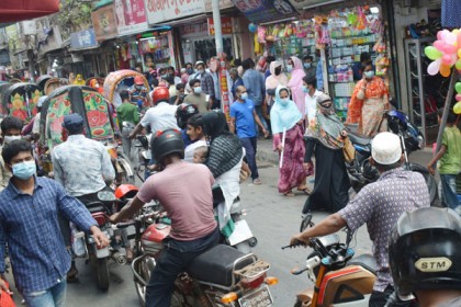 
বরিশালে লকডাউন মানা হচ্ছে না; ভ্রাম্যমাণ আদালতের অভিযান 