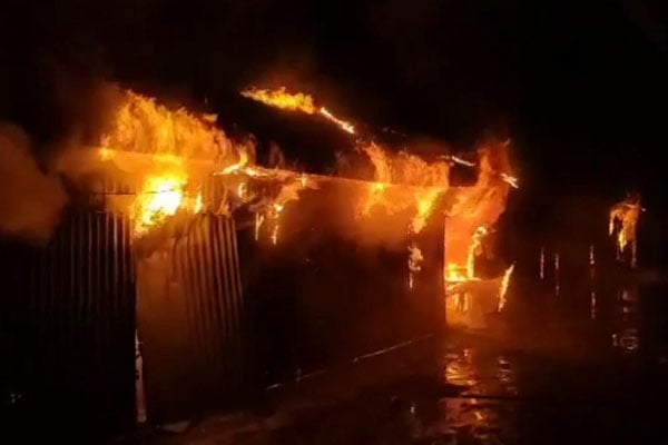 সিরাজগঞ্জে বাজারে অগ্নিকাণ্ডে পুড়ে গেছে ১৫ দোকান