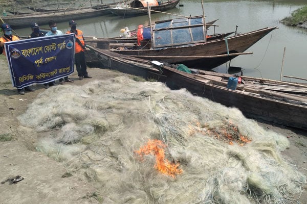 রায়পুরে জাটকা, জাল ও নৌকা আটক
