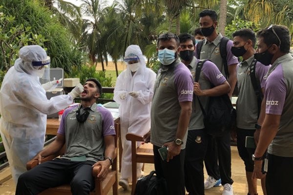 শ্রীলঙ্কায় পৌঁছলেন মুমিনুলরা

