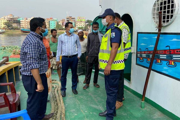 শীতলক্ষ্যা নদীতে ৫ নৌযানকে ২০ হাজার টাকা জরিমানা