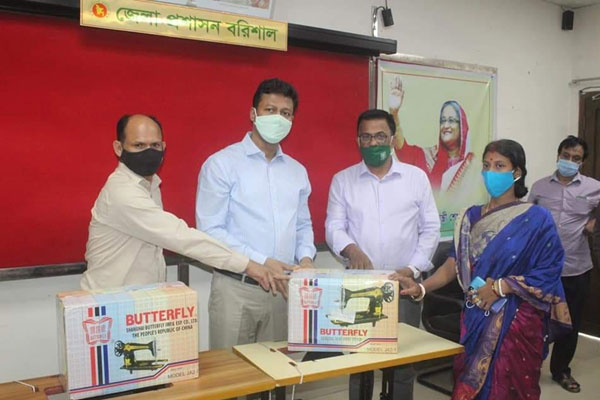 বরিশালে দুস্থদের মাঝে সেলাই 
মেশিন বিতরণ