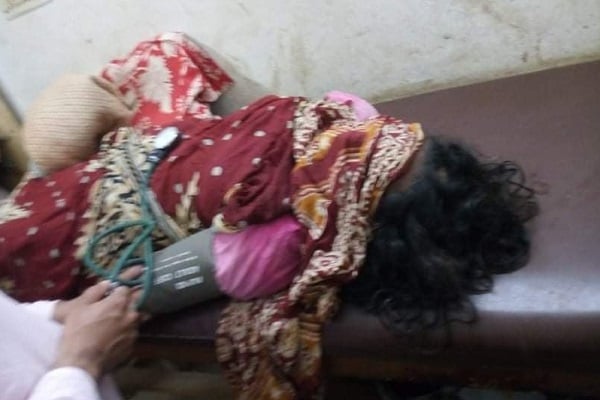 স্কুল শিক্ষকের লাঠির আঘাতে মাথা ফাটল নারীর