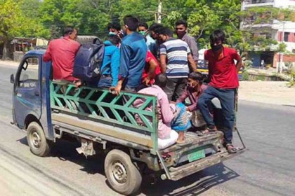 ‘কঠোর লকডাউন’র আগে ঢাকা ছাড়ার হিড়িক