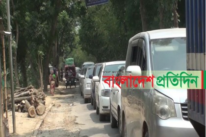 সর্বাত্মক লকডাউনের ঘোষণায় পাটুরিয়া ঘাটে ছোট গাড়ির চাপ