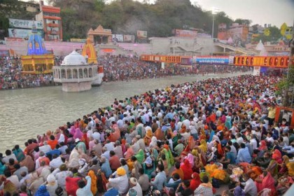 করোনার মধ্যেও ভারতে কুম্ভমেলায় লাখো মানুষের ভিড়!