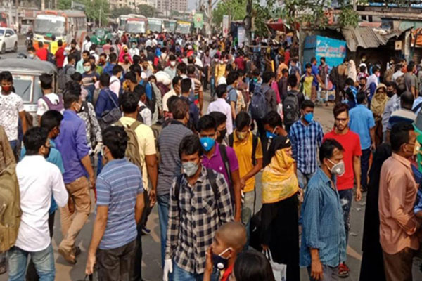 স্বাস্থ্যবিধি উপেক্ষা করে শিমুলিয়াঘাটে ঘরমুখো মানুষের উপচেপড়া ভিড়

