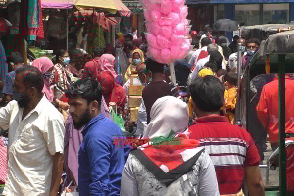 ঝিনাইদহে স্বাস্থ্যবিধি উপেক্ষা করেই দোকানে চলছে বেচা-কেনা