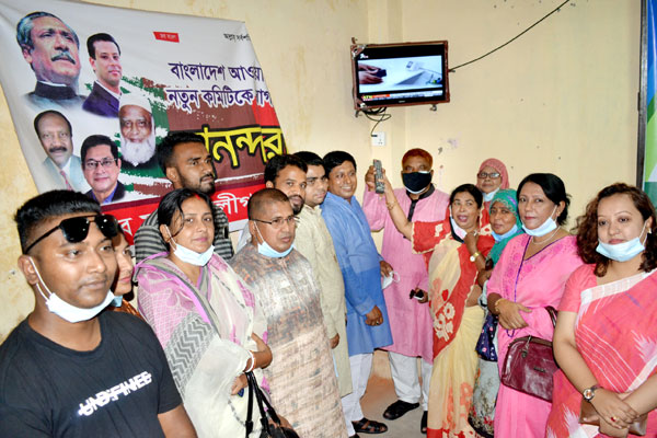 বগুড়ায় আওয়ামী লীগ কার্যালয়ে টিভি উপহার