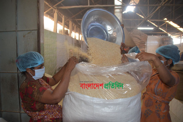 রমজানে কুমিল্লা বিসিকের মুড়ি কারখানায় শ্রমিকের ব্যস্ত সময়