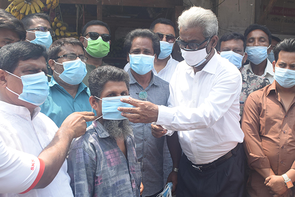 রংপুরে করোনা সংক্রমণ রোধে মাস্ক বিতরণ