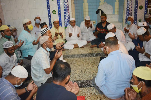 বরিশালে খালেদা জিয়ার রোগ মুক্তি কামনায়
বিএনপির বিশেষ দোয়া 
