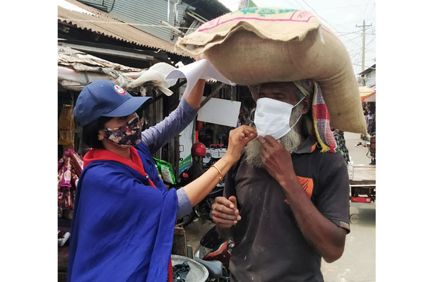 করোনা সচেতনতায় মোরেলগঞ্জে মাস্ক বিতরণ