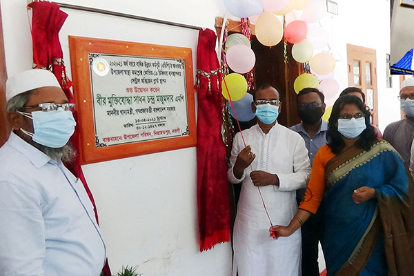 নওগাঁয় ৩ উপজেলা স্বাস্থ্য কমপ্লেক্সে অক্সিজেন প্লান্টের উদ্বোধন