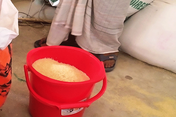 কালিয়াকৈরে খাদ্যবান্ধব চাল ওজনে কম দেওয়ার অভিযোগ 