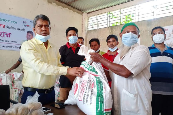 নোয়াখালীতে পরিবহন শ্রমিকদের মাঝে উপহার সামগ্রী বিতরণ 