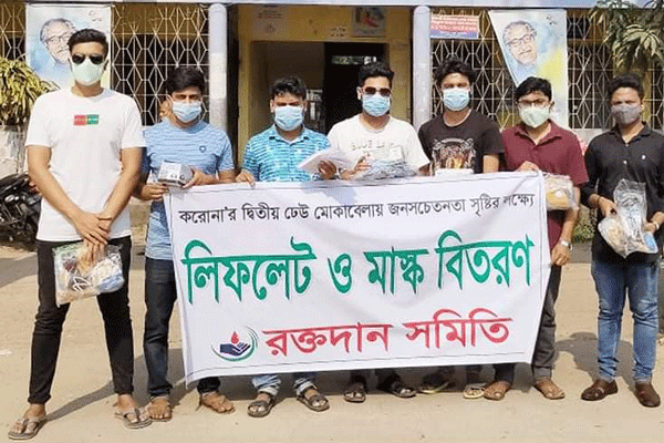 কটিয়াদিতে রক্তদান সমিতির মাস্ক বিতরণ
