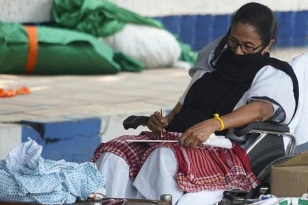 নির্বাচনী প্রচারে নিষেধাজ্ঞা; প্রতিবাদে গান্ধী মূর্তির সামনে মমতা