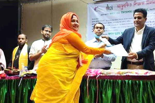 অনলাইন পাঠদানে সম্মাননা পেলেন ফুলবাড়ীর কামরুন্নাহার