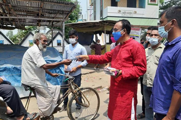 কুড়িগ্রামে আওয়ামী লীগের উদ্যোগে মাস্ক ও লিফলেট বিতরণ