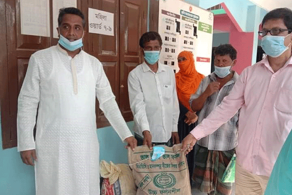 ধামরাইয়ে বিনামূল্যে কৃষকের মাঝে সার ও বীজ বিতরণ