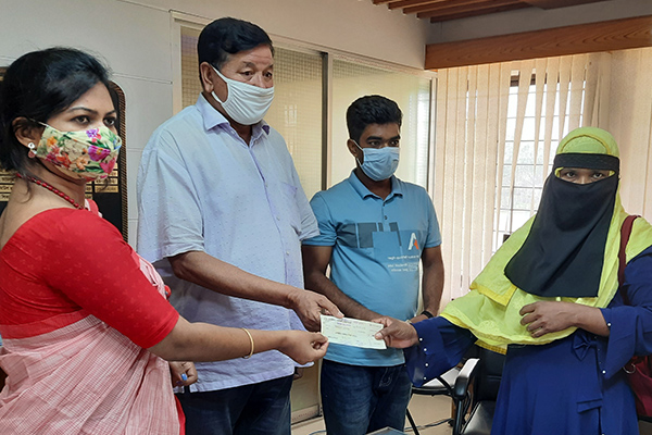সখীপুরে দুস্থ রোগীদের মাঝে চেক বিতরণ