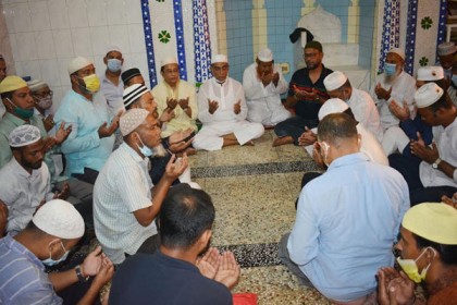 বরিশালে খালেদা জিয়ার রোগ মুক্তি কামনায়
বিএনপির বিশেষ দোয়া 