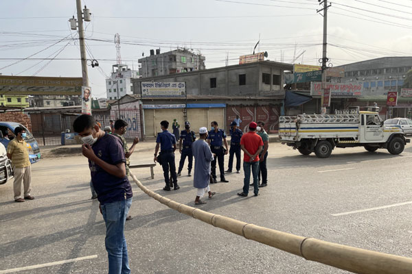 করোনা প্রতিরোধ সাভারে ও আশুলিয়া মহাসড়কে কঠোর অবস্থানে পুলিশ