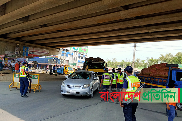 ঢাকা-টাঙ্গাইল মহাসড়কে কঠোর অবস্থানে পুলিশ
