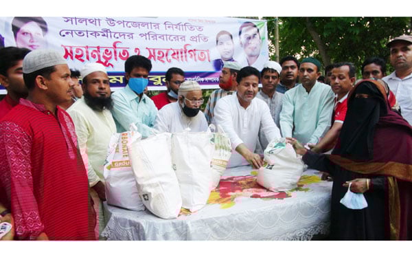 ফরিদপুরে অসহায় পরিবারের মাঝে বিএনপি নেতার খাদ্য সহায়তা